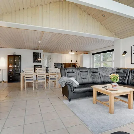 Svenn - 400m From The Sea By Interhome *