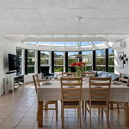 Svenn - 400m From The Sea By Interhome *